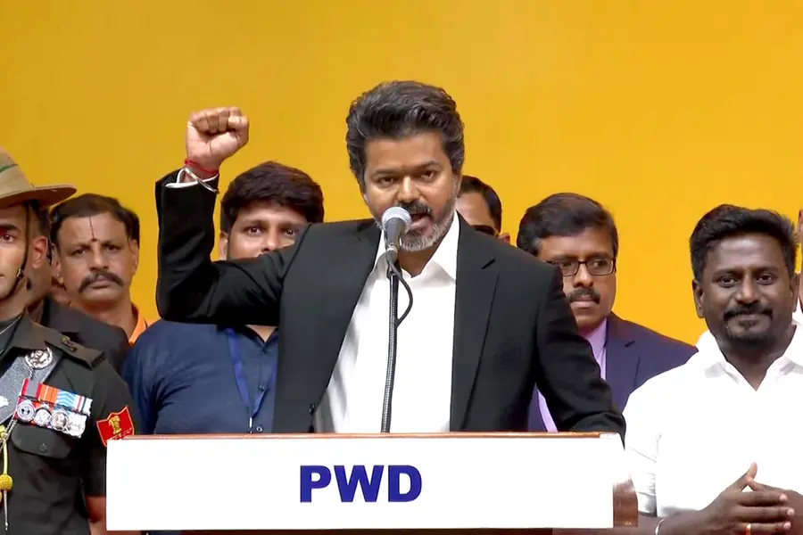സ്ത്രീകളുടെ സുരക്ഷ; സൗജന്യ വൈദ്യുതി; വാ​ഗ്ദാനങ്ങൾ പാലിക്കാൻ വിജയ്; സുപ്രധാന ഉത്തരവുകളിൽ ഒപ്പിട്ടു