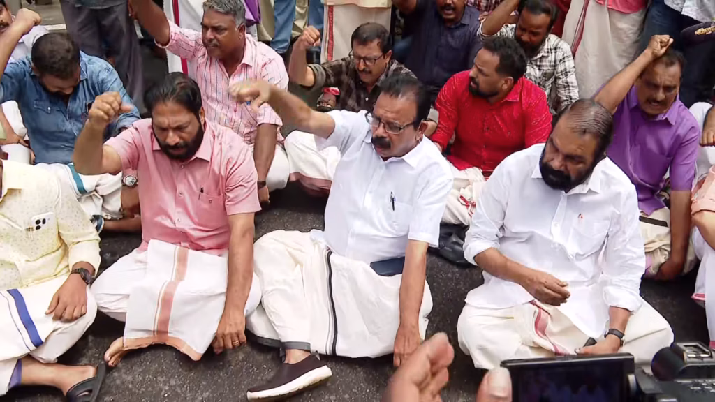 ഇഡി റെയ്ഡ് നടത്തുന്ന പിണറായി വിജയൻ്റെ വീടിന് മുന്നിൽ വൻ പ്രതിഷേധം; സി.ആർ.പി.എഫ് പ്രവർത്തകർക്ക് നേരെയും ആക്രോശം