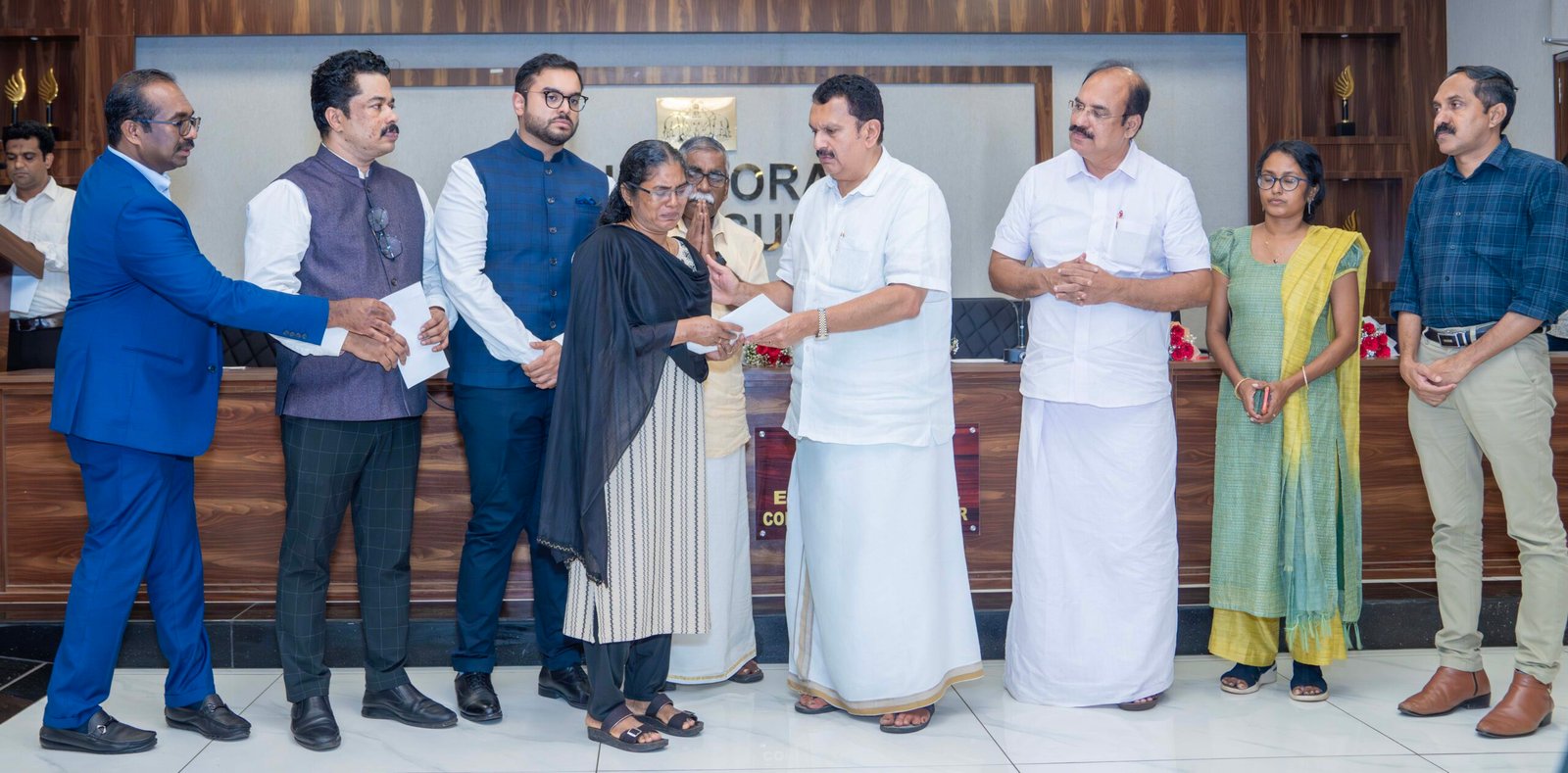 മുണ്ടത്തിക്കോട് ദുരന്തബാധിതർക്കായി എം.എ. യൂസഫലി പ്രഖ്യാപിച്ച സഹായധനം കൈമാറി ; എം എ യൂസഫലിയുടെ ഇടപെടലിന് നന്ദി അറിയിച്ച് മന്ത്രി കെ മുരളീധരൻ