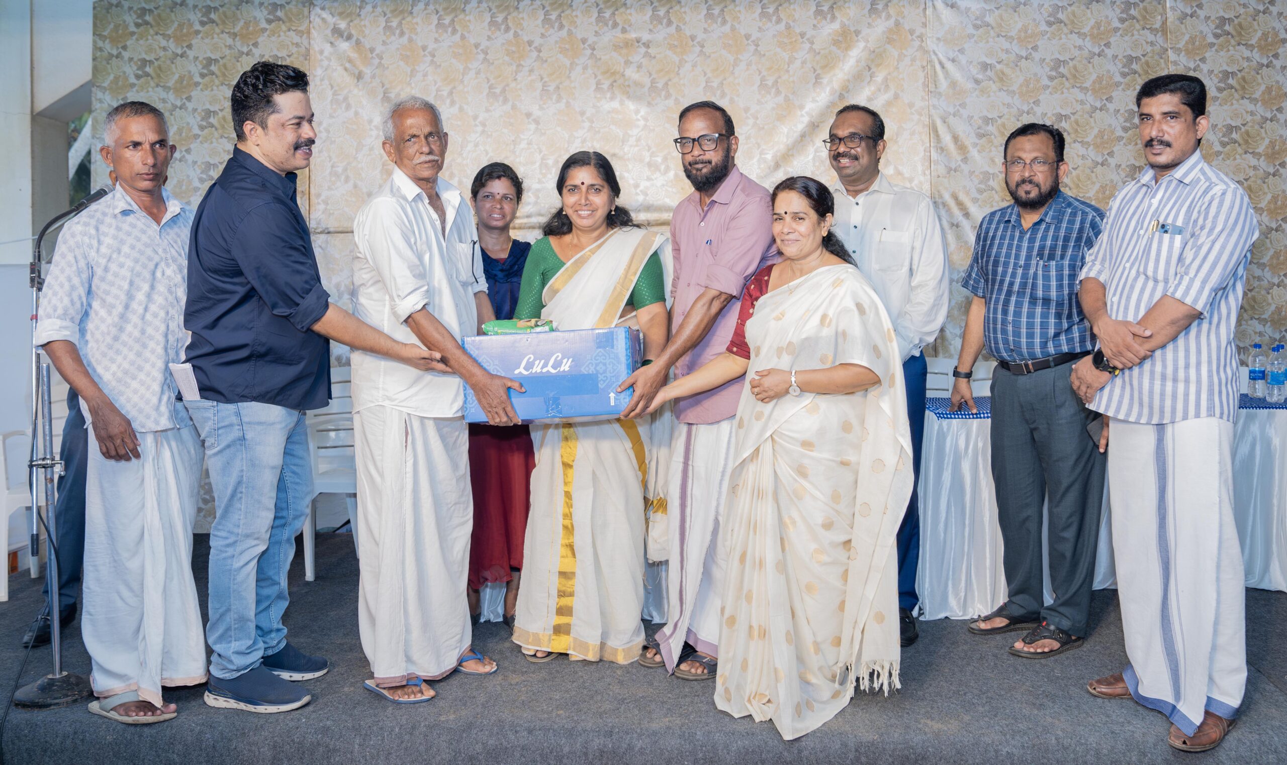 വറുതിക്കിടയിൽ ആശ്വാസവുമായി എം.എ യൂസഫലി; നാട്ടികയിലെ മത്സ്യബന്ധന തൊഴിലാളികൾക്ക് ഭക്ഷ്യകിറ്റുകൾവിതരണം ചെയ്തു