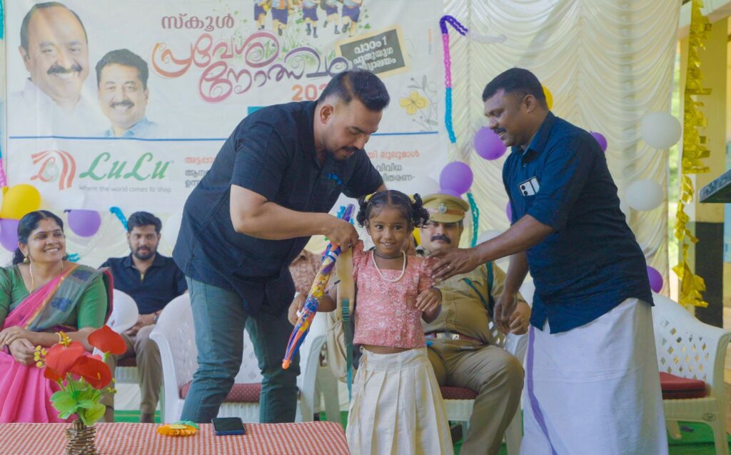 അട്ടപ്പാടി ട്രൈബൽ സ്കൂളുകളിലെ വിദ്യാർത്ഥികൾക്ക് ലുലുവിന്റെ സമ്മാനം; കരുന്നുകൾക്ക് പഠനോപകരണങ്ങൾ വിതരണം ചെയ്ത് ലുലുമാൾ അധികൃതർ