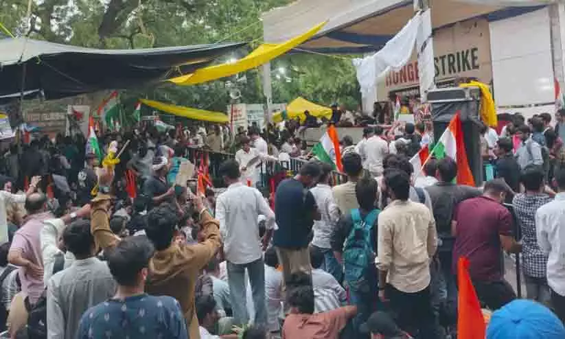 ന്യൂഡൽഹി ജന്തർ മന്തറിൽ സംഘർഷം; പൊലീസ്-സമരക്കാർ ഏറ്റുമുട്ടൽ