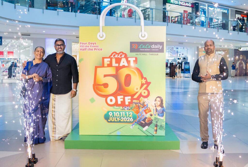 തൃശൂരിലെ ലുലു സ്റ്റോറുകളിൽ ഫ്ളാറ്റ് ഫിഫ്റ്റി സെയിൽ : ലോ​ഗോ പ്രകാശനം ചെയ്ത് ട്രാവൽ വ്ലോ​ഗർ ശരത് കൃഷ്ണനും ​ഗീതാ രാമചന്ദ്രനും