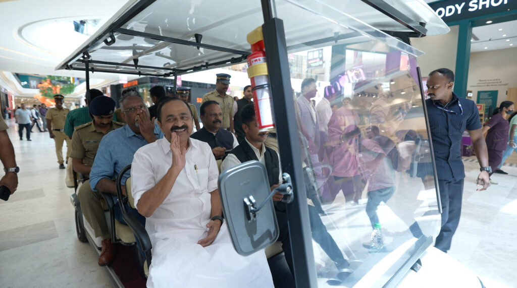 തിരുവനന്തപുരം ലുലുമാളിൽ ഡി.സി. ബുക്സിന്റെ പുതിയ പുസ്തകശാല മുഖ്യമന്ത്രി വി.ഡി. സതീശൻ ഉദ്ഘാടനം ചെയ്തു