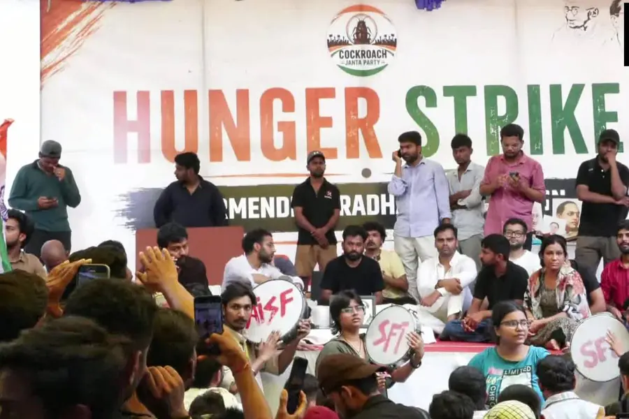 അഭീജിത് ദീപ്‌കെ അനിശ്ചിതകാല നിരാഹാര സമരം തുടങ്ങി; പിന്മാറാതെ കോക്രോച്ച് പാർട്ടി
