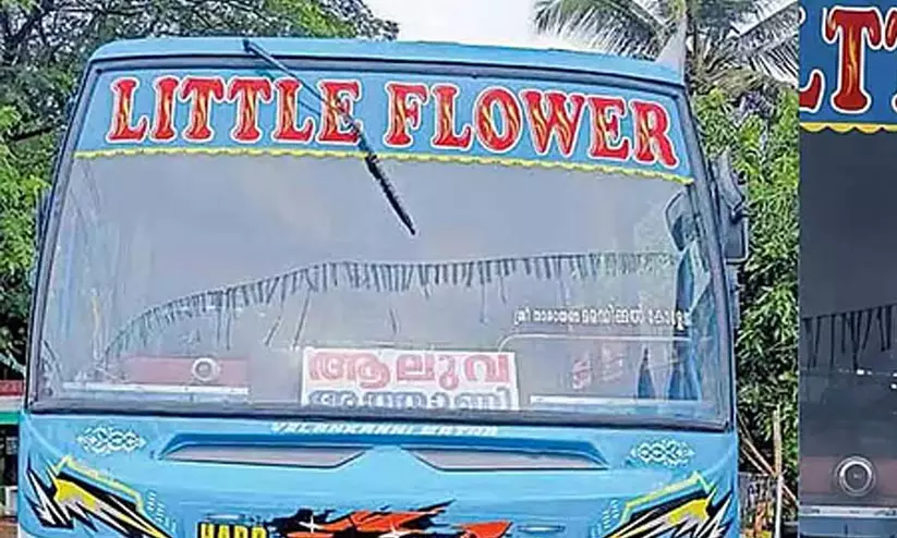 പുരുഷന്മാർക്ക് സൗജന്യയാത്രയൊരുക്കിയ കൊച്ചിയിലെ സ്വകാര്യ ബസ് നഷ്ടംമൂലം ഉച്ച സർവീസ് മുടക്കി; 7,500 രൂപ പിഴയിട്ട് മോട്ടോർ വാഹനവകുപ്പ്