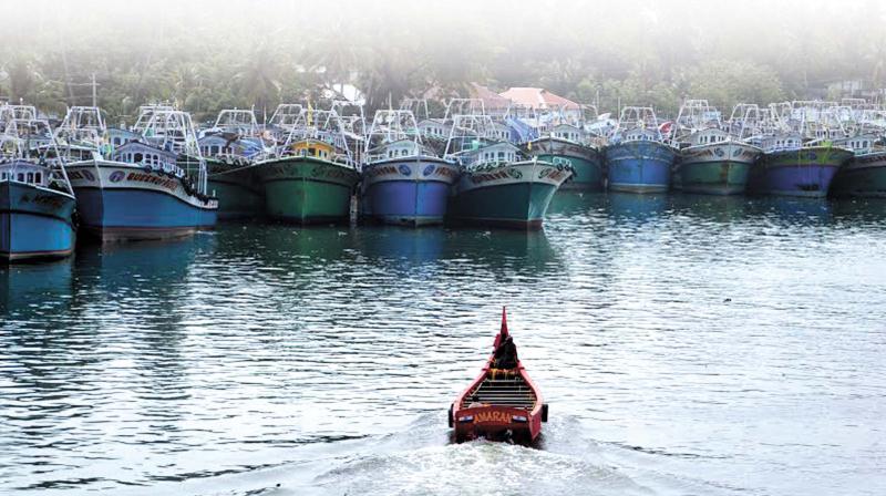 കൊല്ലത്ത് മത്സ്യബന്ധനത്തിനിടെ വള്ളം മറിഞ്ഞു; ഒരാളെ കാണാതായി, രക്ഷാപ്രവർത്തനം തുടരുന്നു