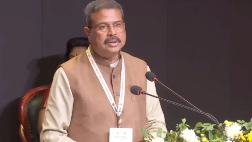 പാറ്റക്കൂട്ടത്തിന് മുന്നിൽ മുട്ട് മടക്കി കേന്ദ്രം; ​ധർ​മ്മേ​ന്ദ്ര പ്ര​ധാ​ൻ രാ​ജി​വ​ച്ചു
