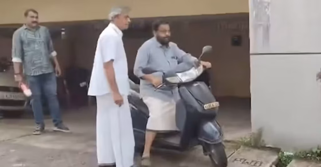 രമേശ് ചെന്നിത്തലയുടെ വീട്ടിൽ കടകംപള്ളി സുരേന്ദ്രന്റെ സന്ദർശനം; ഹെൽമറ്റ് വിവാദവും ചർച്ചയായി