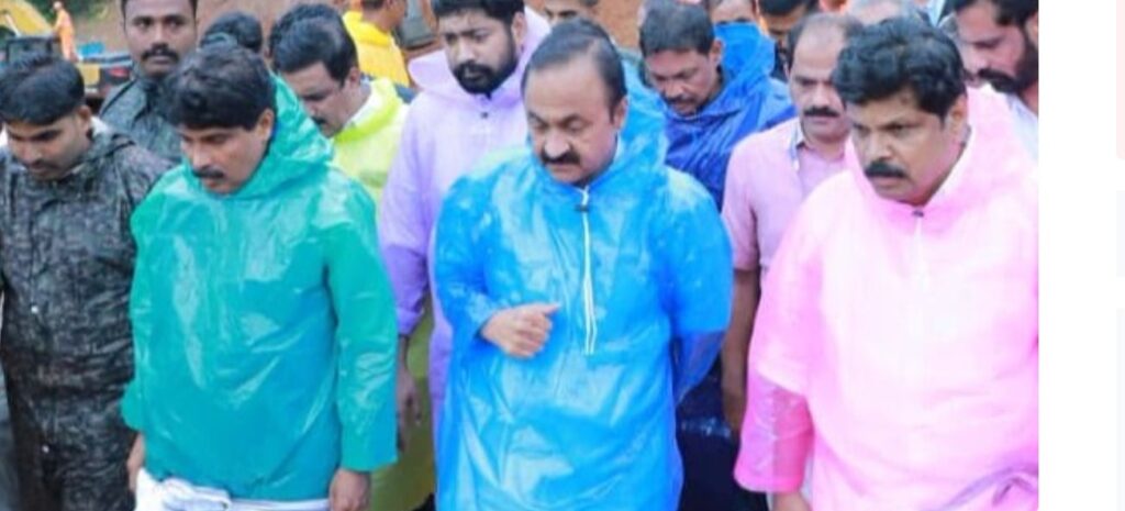 ക​ള്ളാ​ടി ദു​ര​ന്ത​മേ​ഖ​ല സ​ന്ദ​ർ​ശി​ച്ച് മു​ഖ്യ​മ​ന്ത്രി