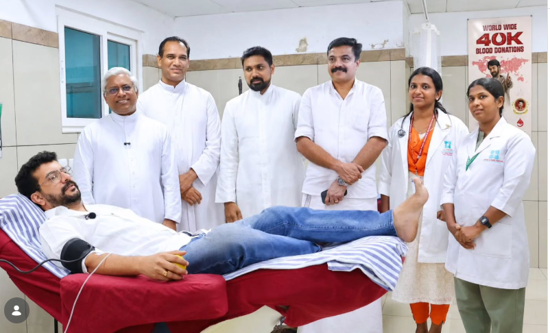 മമ്മൂട്ടിയുടെ ജന്മദിനാഘോഷം: മെഗാ രക്തദാന ക്യാമ്പയിനിൽ രക്തം നൽകി രമേശ് പിഷാരടി