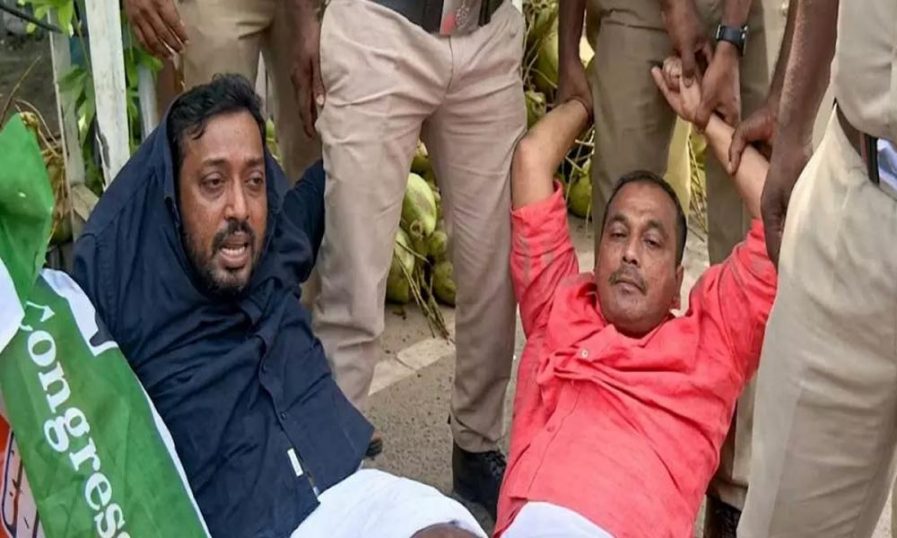 അമിത് ഷായ്ക്ക് നേരെ കൊല്ലത്ത് യൂത്ത് കോൺഗ്രസിന്റെ കരിങ്കൊടി പ്രതിഷേധം