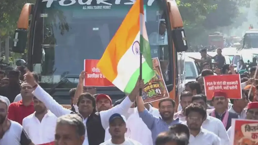 ഗ്യാനേഷ് കുമാറിന്റെ രാജി ആവശ്യപ്പെട്ട് ഇന്ത്യാ സഖ്യത്തിന്റെ സുപ്രീം കോടതി മാർച്ച്